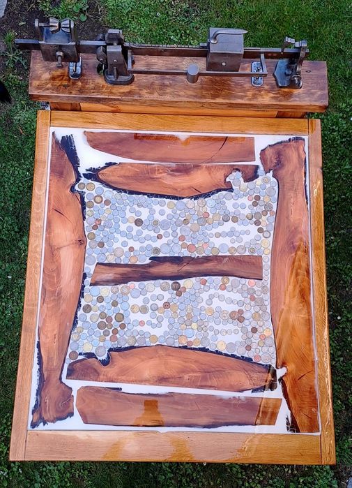 Stół z starej wagi ,odrestaurowanej ,stare pieniądze zalane żywicą