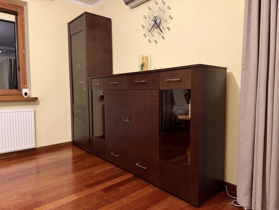 Zestaw porzadnych mebli komoda i witryna Taranko