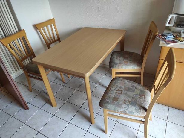 Ładny solidny stół bukowy z krzesłami z Niemiec