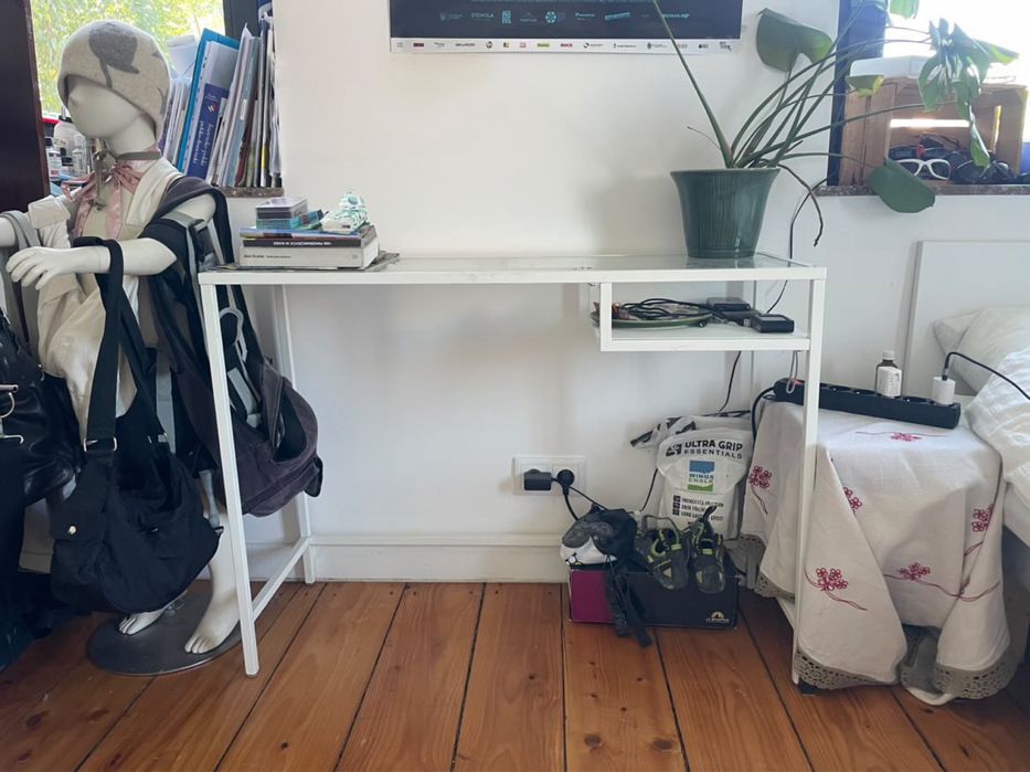 biurko ze szklanym blatem i półką- nowoczesny design