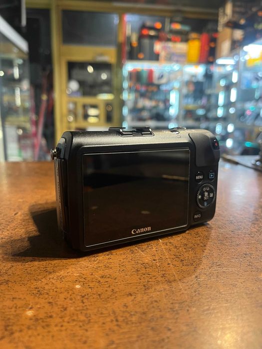 Aparat Canon EOS M DS126391 / obiektyw EF-M 11-22mm