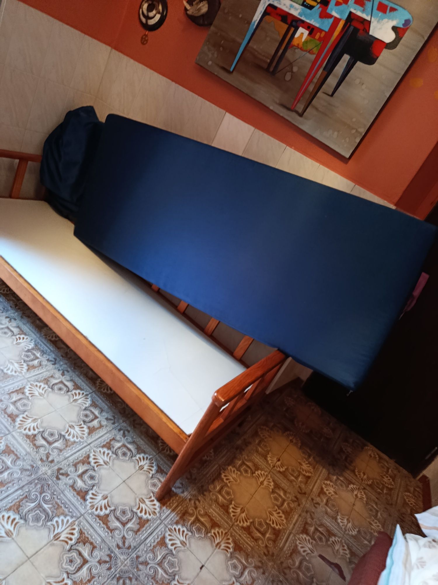 Sofa azul lindo.