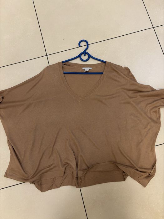 Kamelowy sweterek w serek uniwersalny h&m
