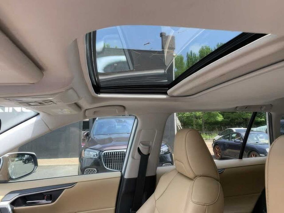 Toyota RAV4 XLE Premium      2021