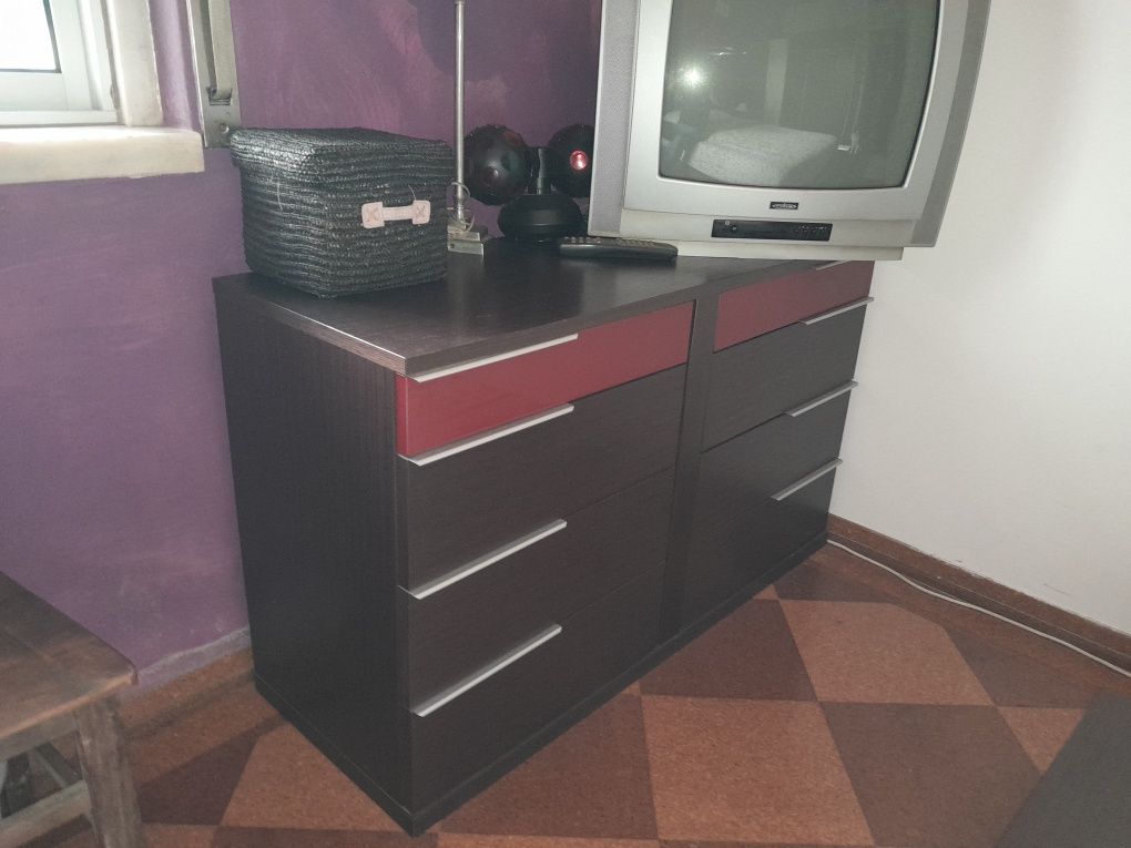 Conjunto de cama em lacado vermelho, com luz branca e negra + cómoda
