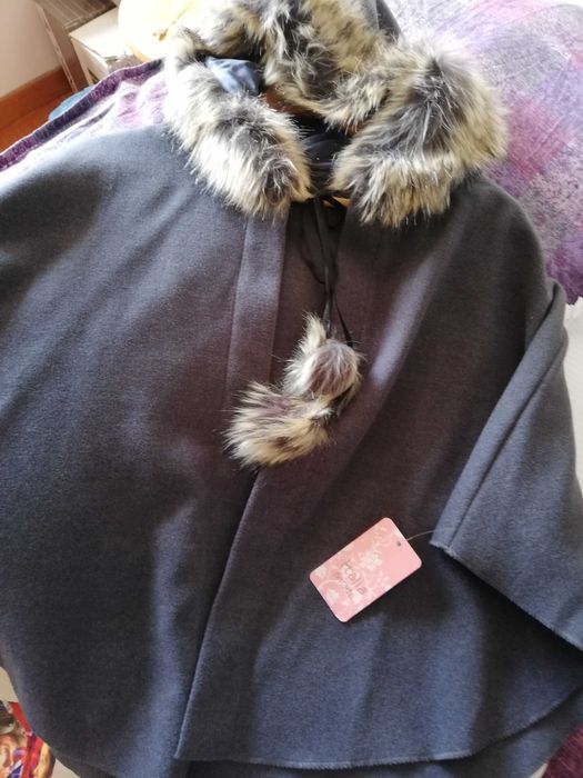 Capa com capuz e fita com pompons para apertar