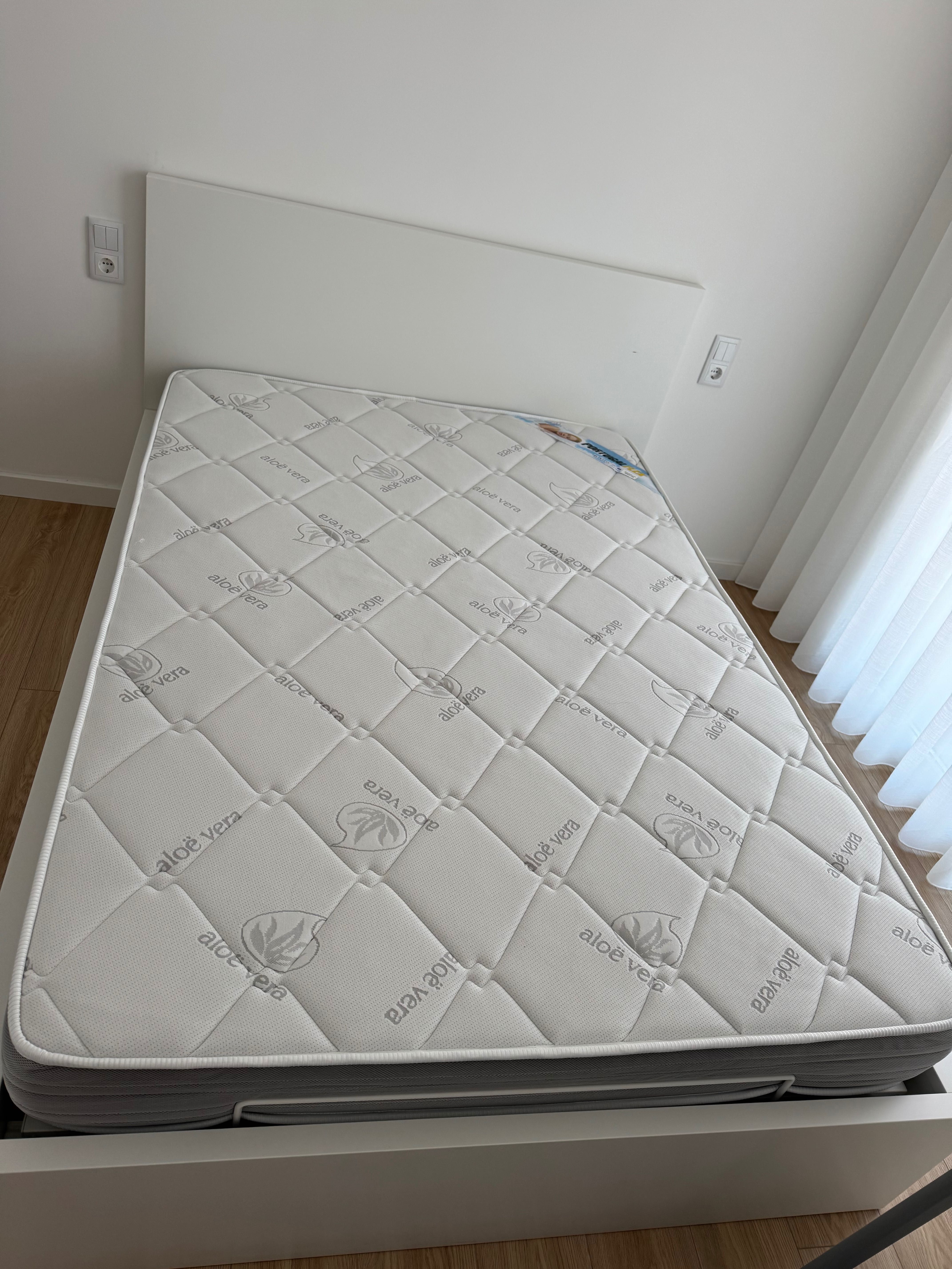 Cama + colchão  140m X 200m com arrumação IKEA MALM + colchão