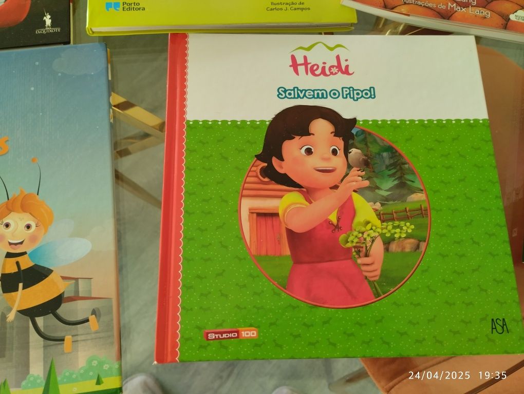 Livros infantis variados