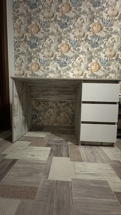 Офісний стіл з шухлядами. Самовивіз 17 кв