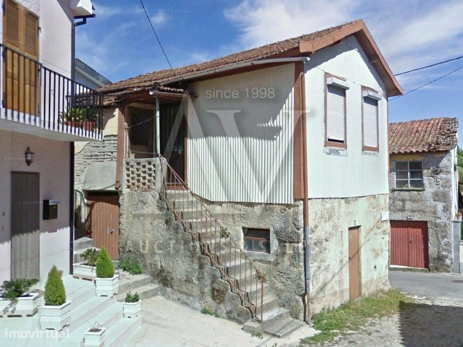 Prédio composto por casa no 1.º andar e loja no R/C - REPESES - VIS...