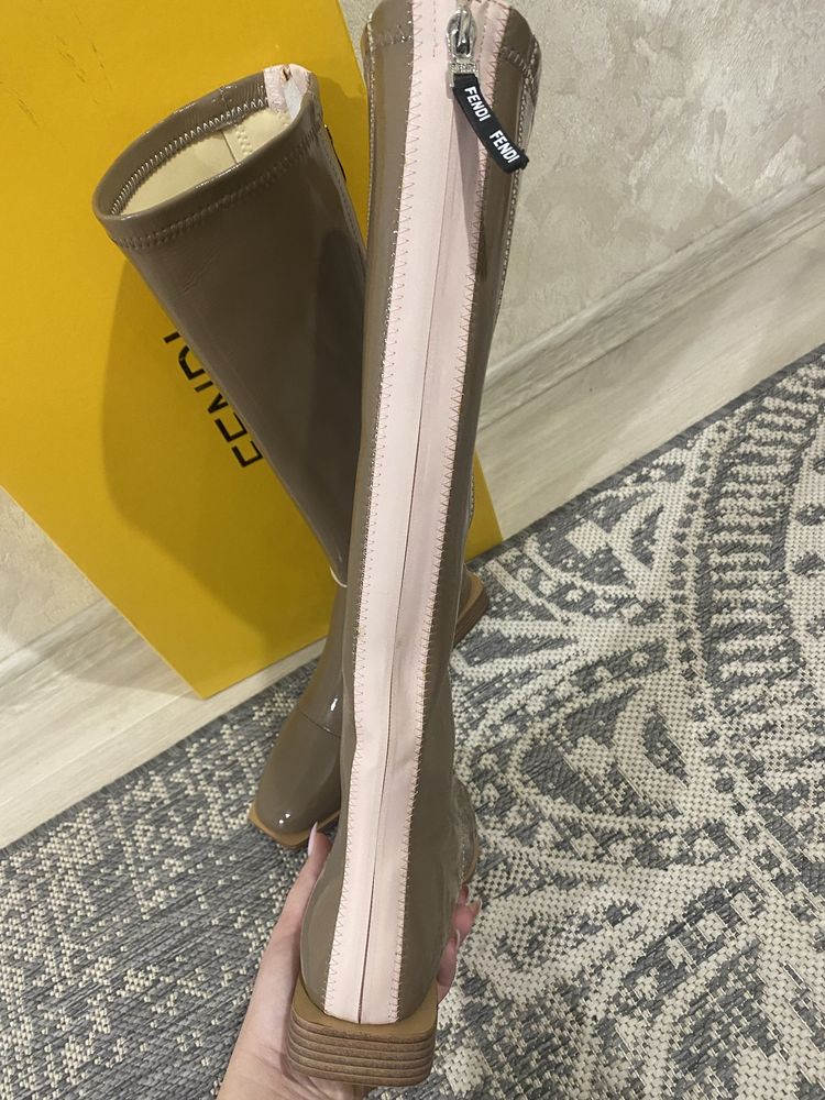 Продам сапоги Fendi