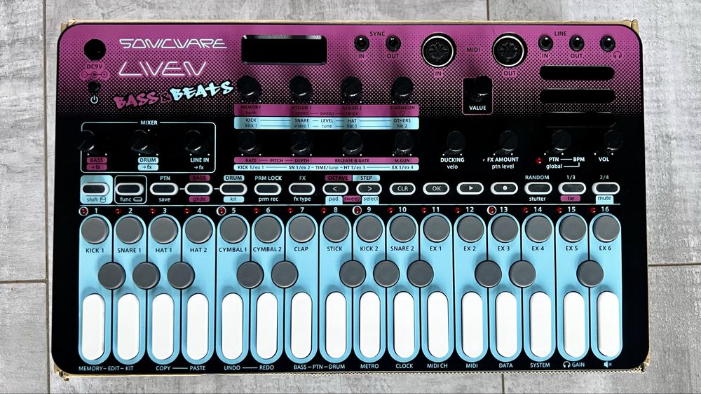 Liven Bass and Beats synth syntezator