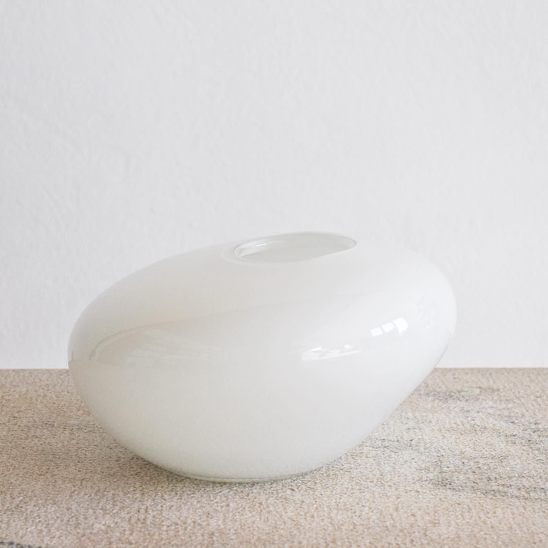 Organic shaped white glass vase. vaso forma organica vidro branco