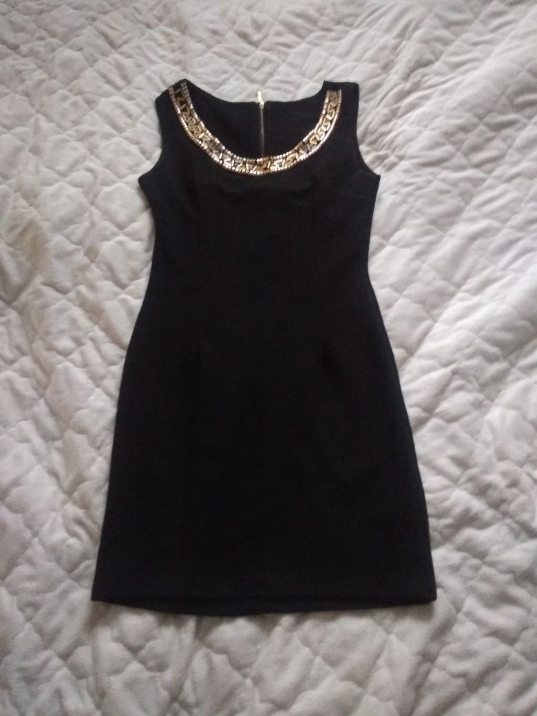 Czarna mini sukienka z ozdobnym dekoltem rozmiar 34