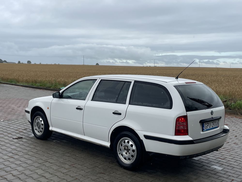 99r Skoda Octavia I 1.6ben 100KM kombi Salon Polska