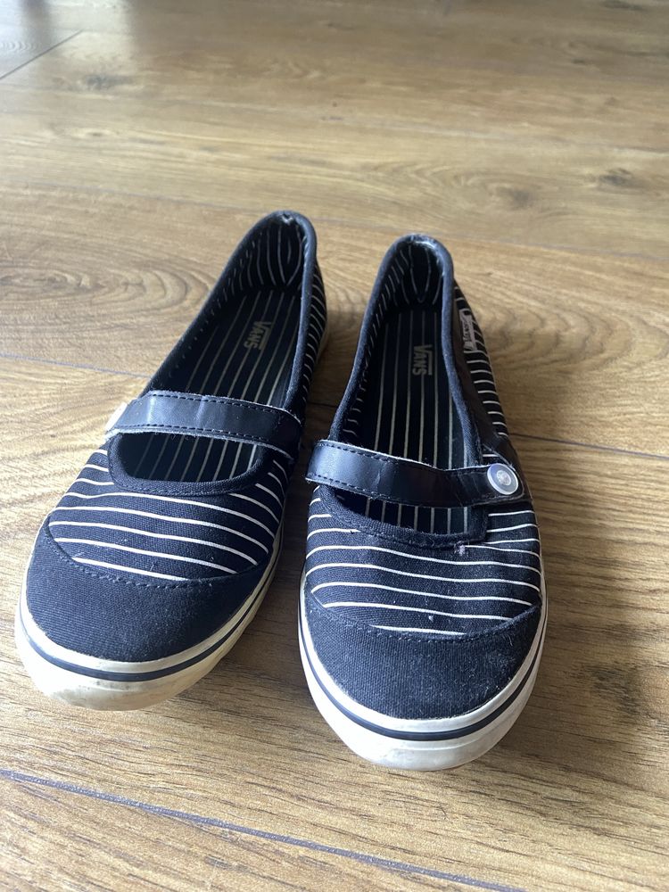 Sapatilhas Vans riscas preto e branco