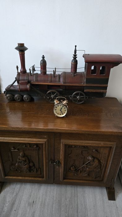 Drewniana duża antyczna lokomotywa parowa