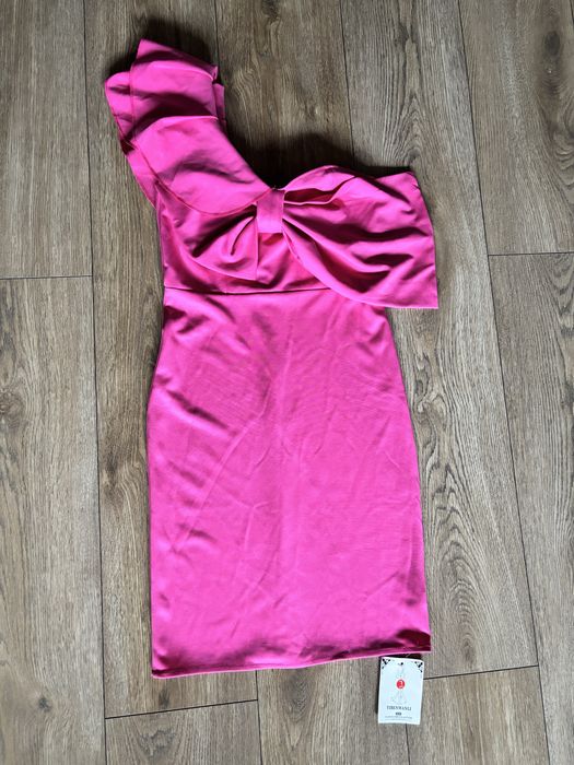 Różowa sukienka w kokarde