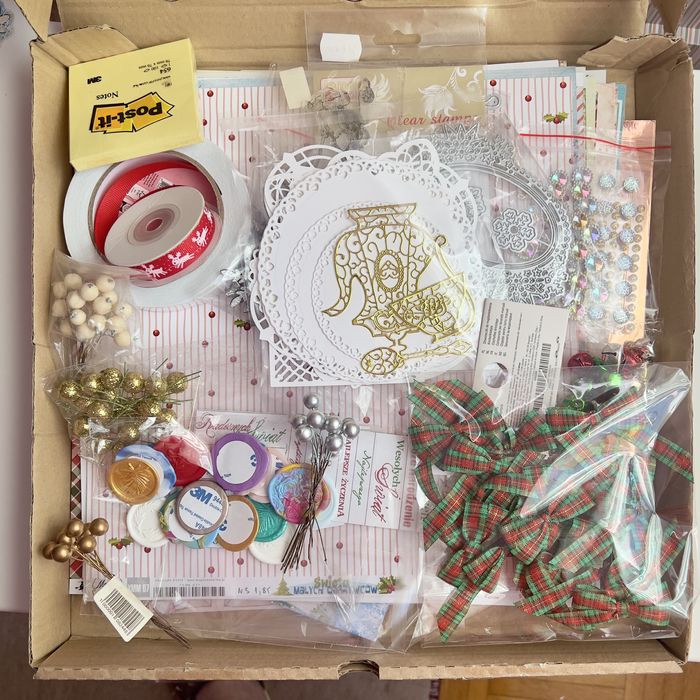 Papiery, scrapki, odbicia lakowe scrapbooking do prac kreatywnych