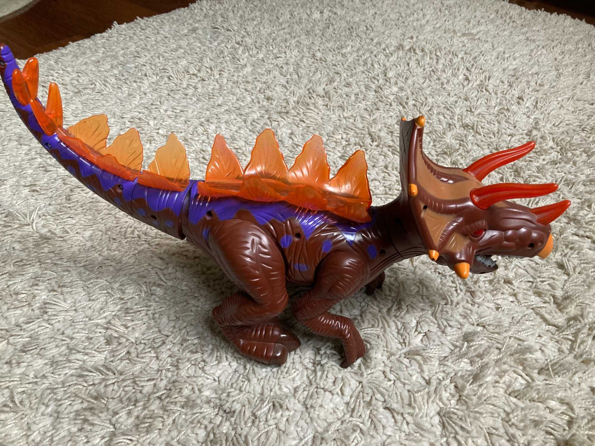 Игрушка динозавр ( трицераптос)