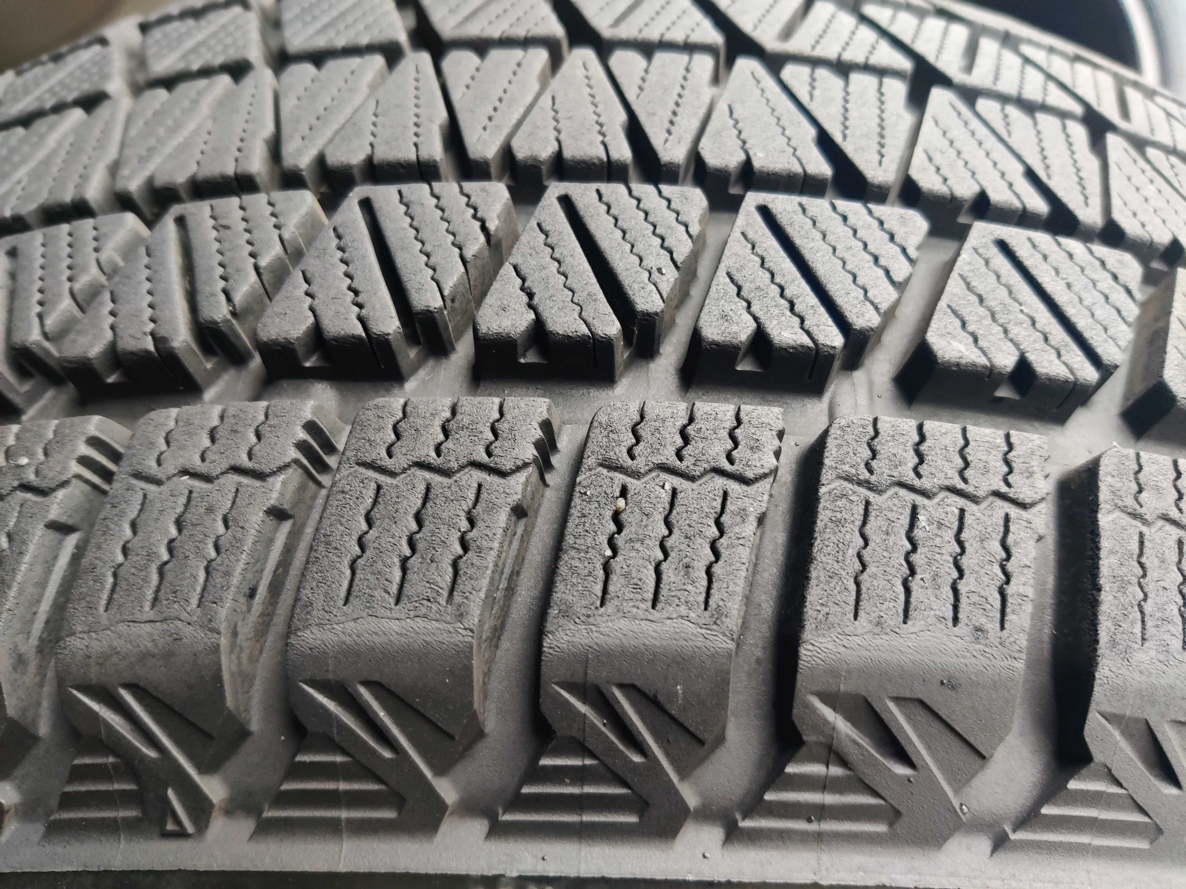 R20 235/55 Bridgestone Blizzak DM-V3 зимові шини вживані мало