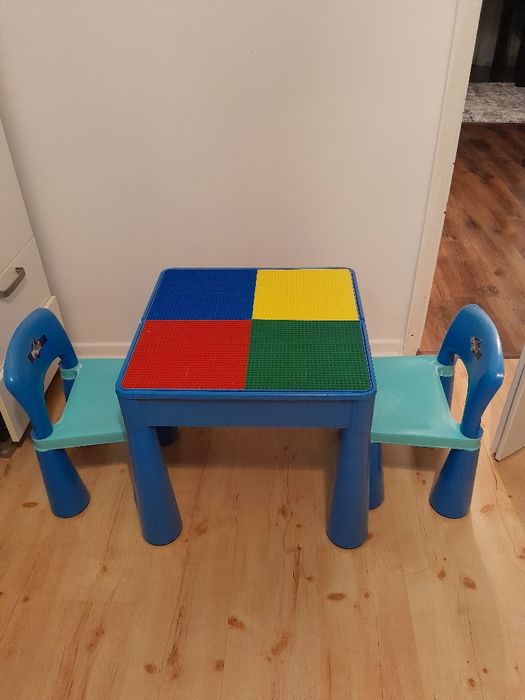 Stolik z krzesełkami dla dzieci