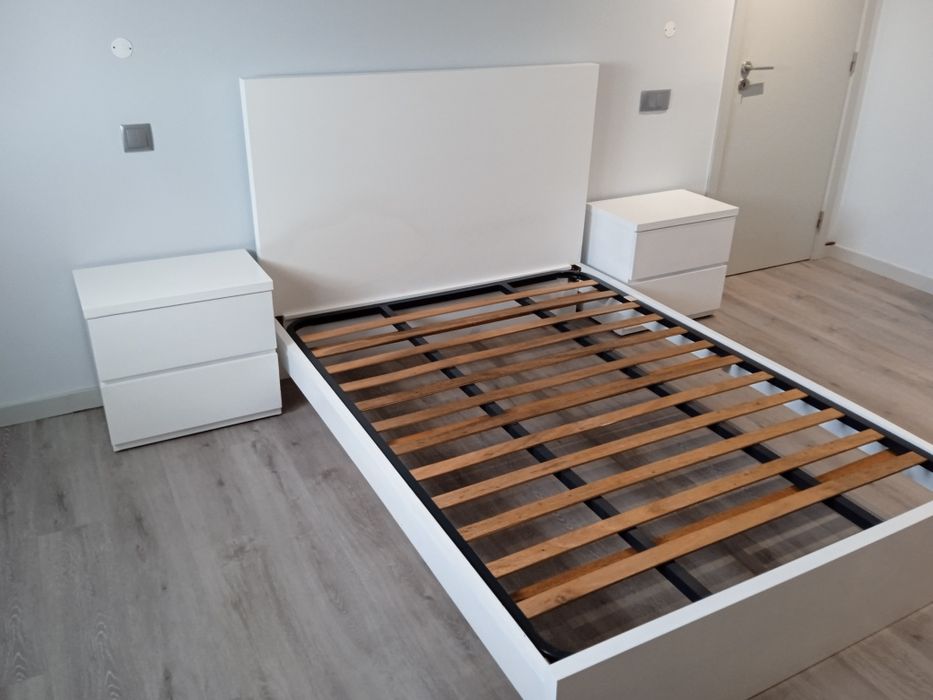 Cama de casal com estrado + 2 mesas de cabeceira