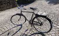 Bicicleta antiga restaurada. Pasteleira
