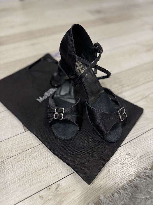 Продам очень красивые почти новые туфли для бальных танцев