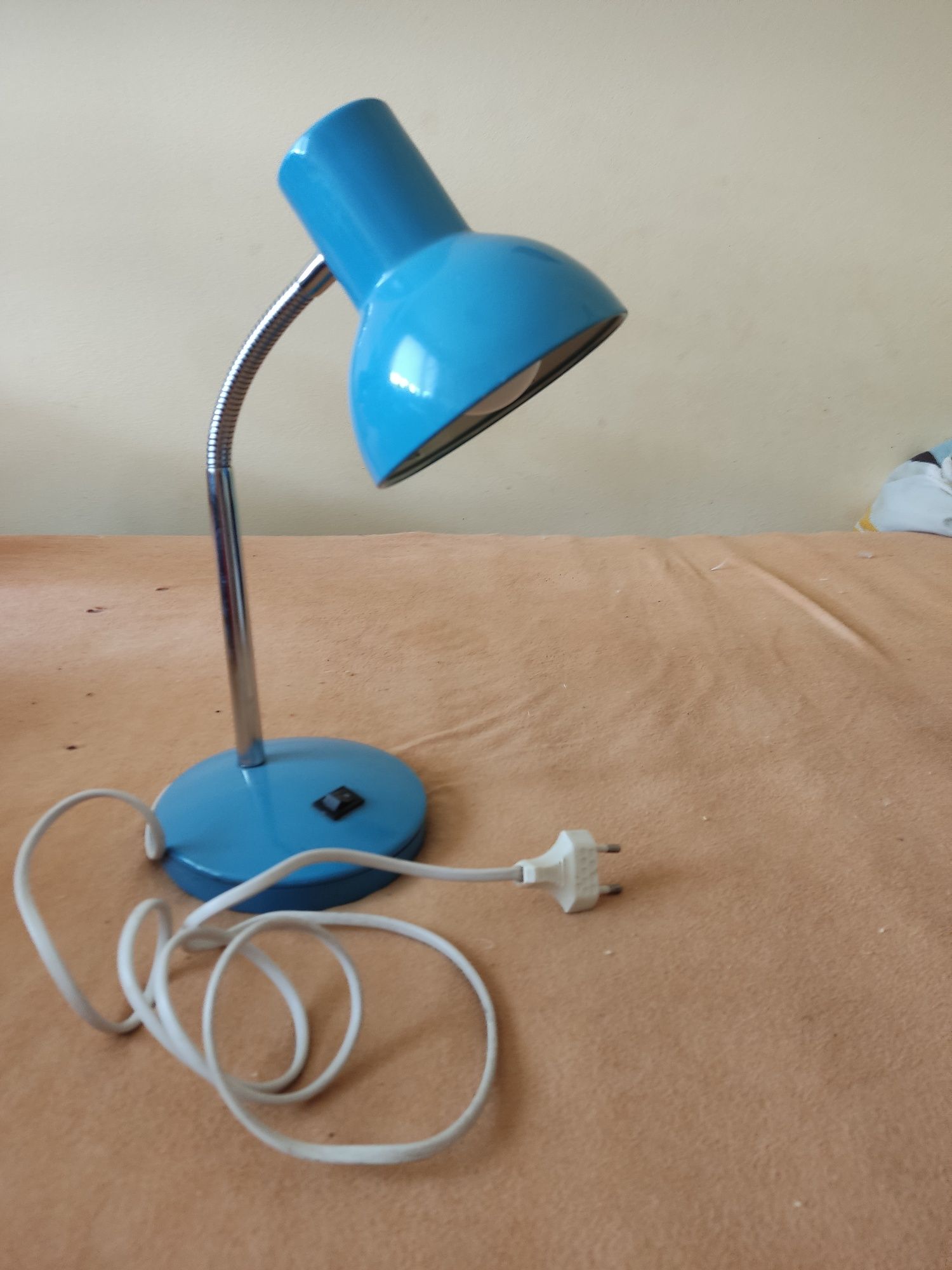 Metalowa lampka na biurko