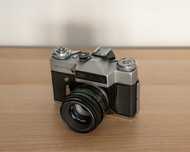 Máquina fotográfica Russa Zenit-E com Helios-44-2 58mm f/2 MMZ