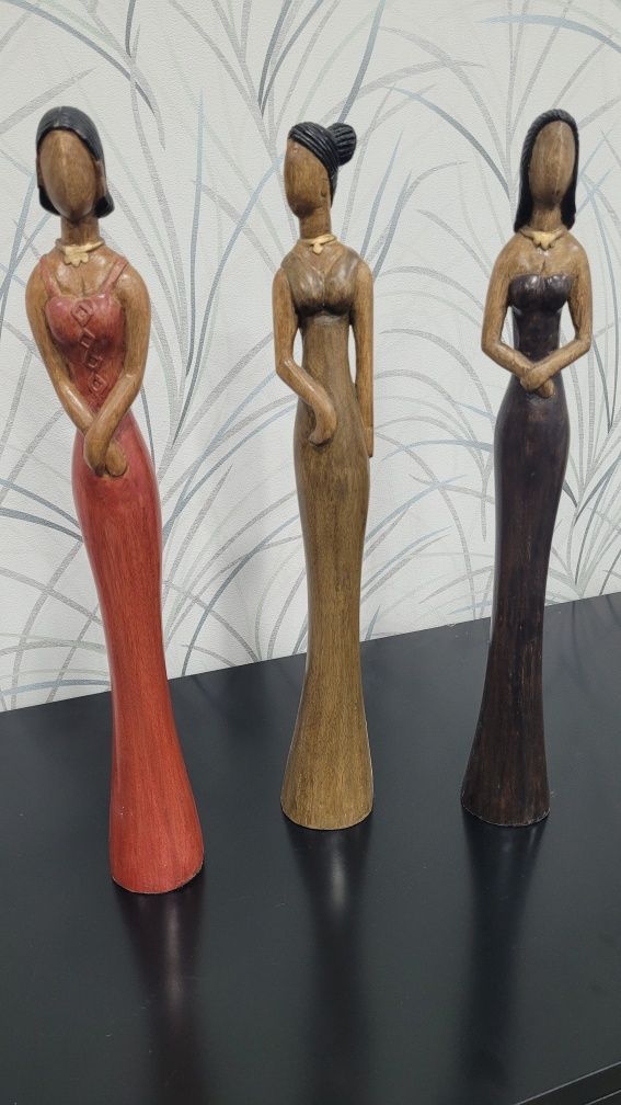 3 bonecas em madeira pintada