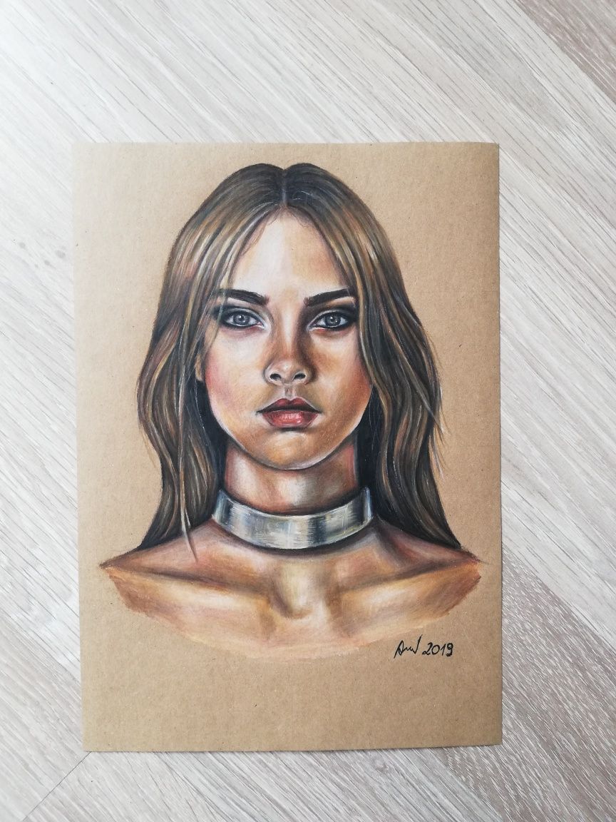 Cara Delevigne portret, rysunek wykonany kredkami