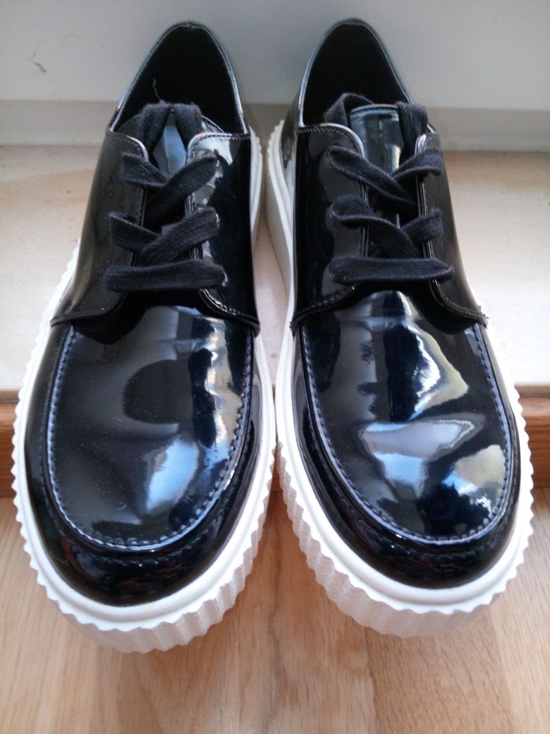 Sapatos plataforma pretos em verniz - 37