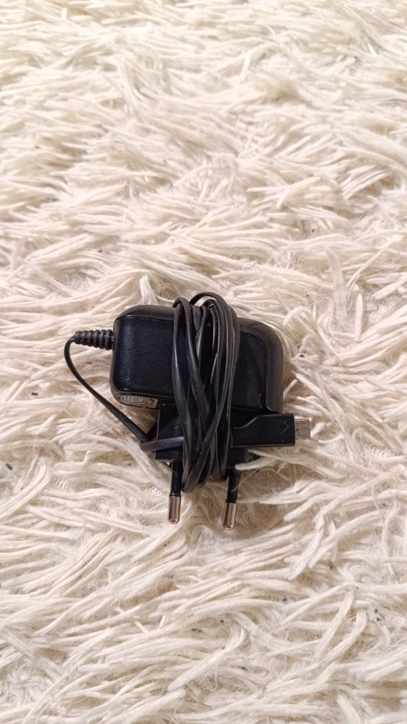 Зарядное устройство с micro-USB разъемом