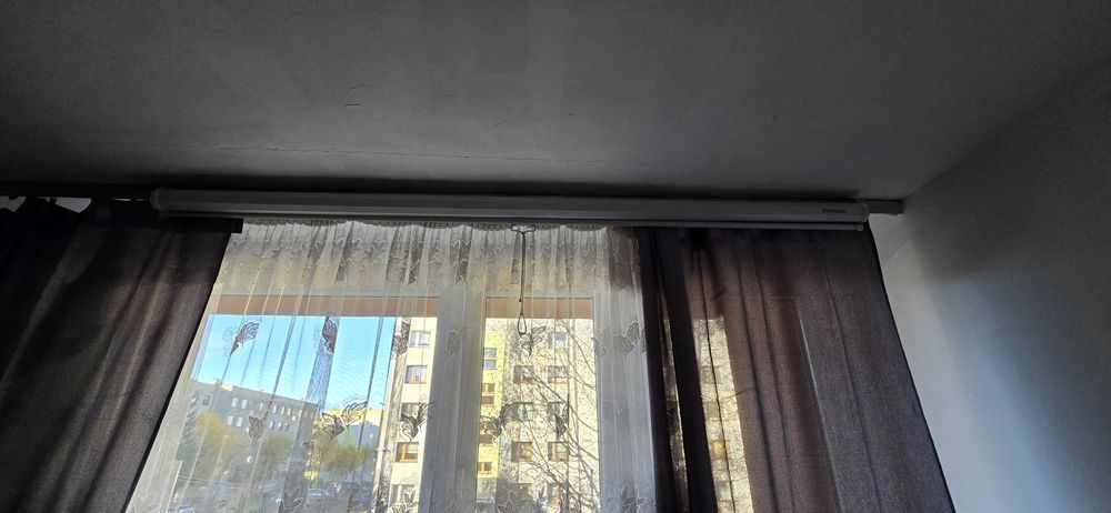 Ekran projekcyjny do domu biura podwieszany  100 cali rozwijany screen