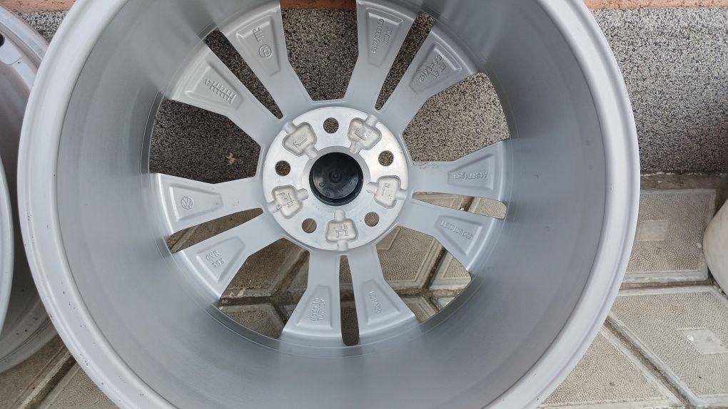 Оригінальні диски титани VW Passat B8 Alltrak 5/112 R17 vag