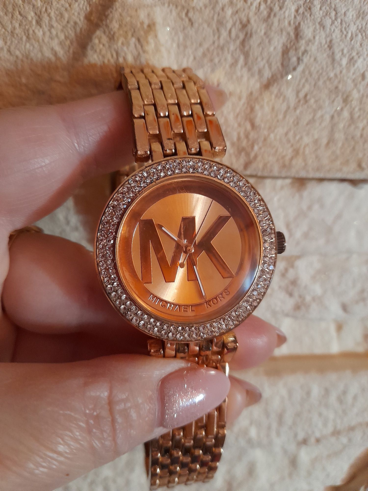 Elegancki damski zegarek MK duża tarcza z cyrkoniami kolor złoty