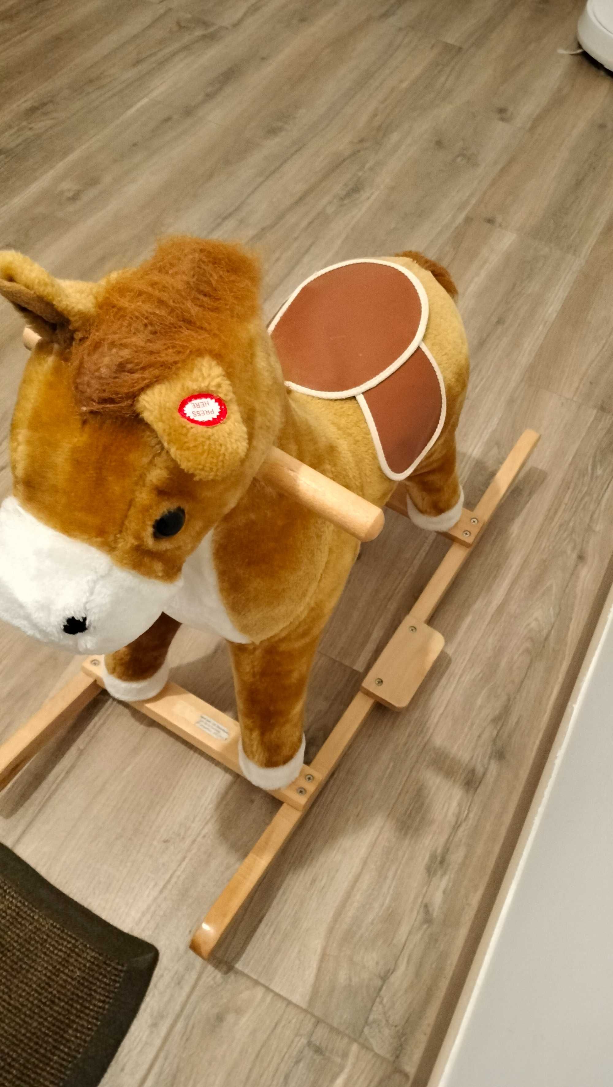 Cavalo baloiço em bom estado