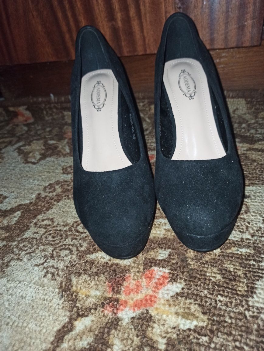 Черные туфли на каблуке (торг)