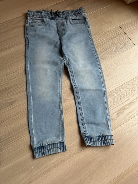 Dżinsowe joggery i koszula z kapturem