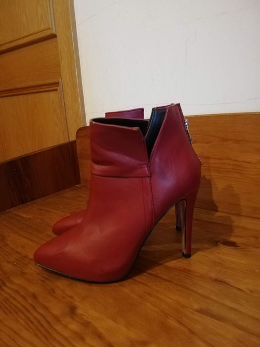 Bota vermelha salto alto