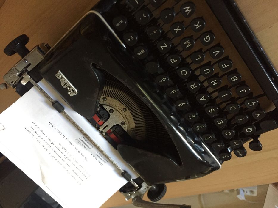 Máquina de escrever - Erika Modelo 10 Portátil