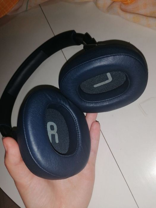 JBL headphones 700bt