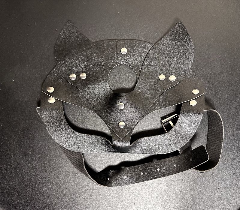 Маска-кішка. Для впевнених образів. Кожзам.