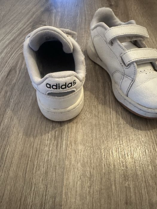 Sapatilhas de menino usadas em bom estado