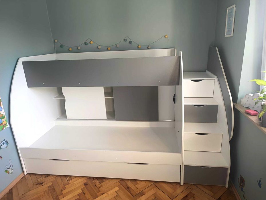 Łóżko piętrowe ze schodami