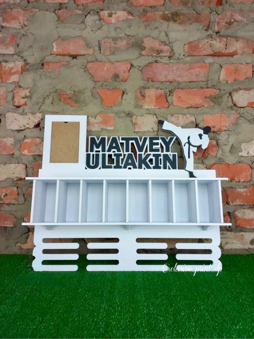 Медальница, футбол, карате