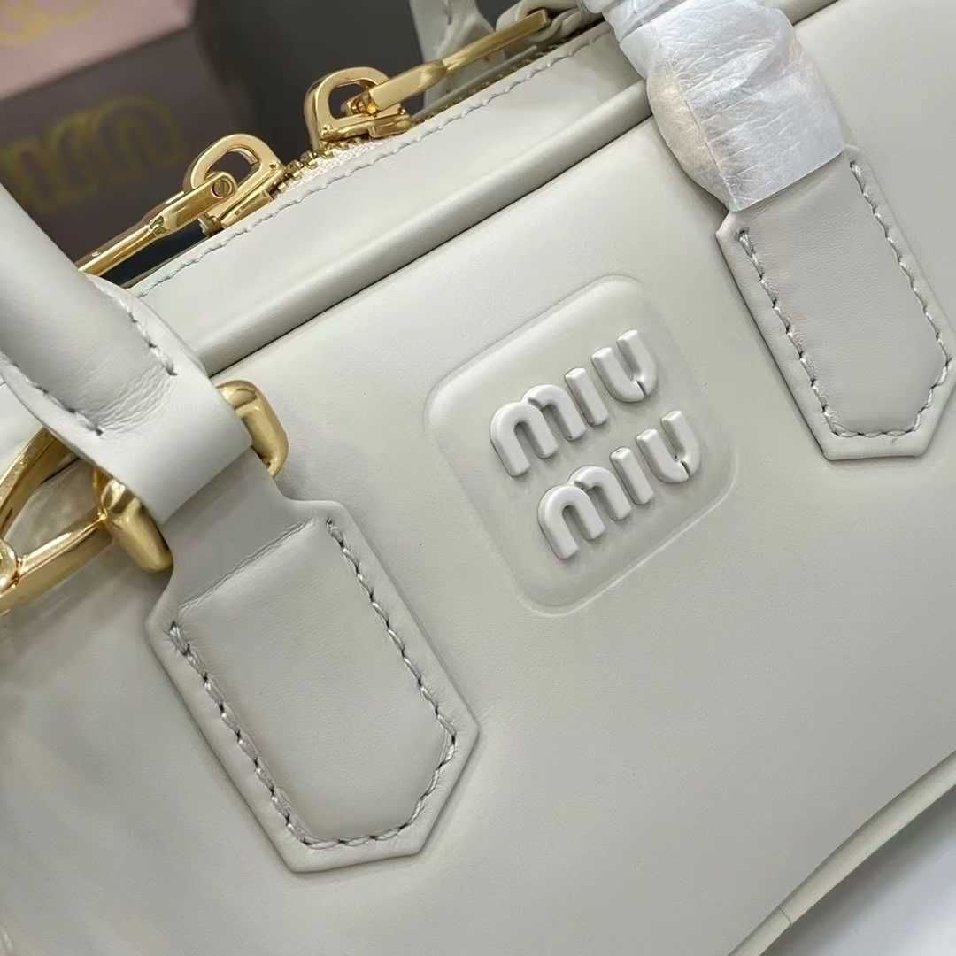 Miu Miu Biała Torba: Elegancja i Nowoczesność w Każdym Stylu