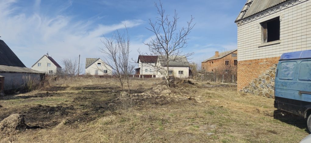 Продаж будинку з земельною ділянкою